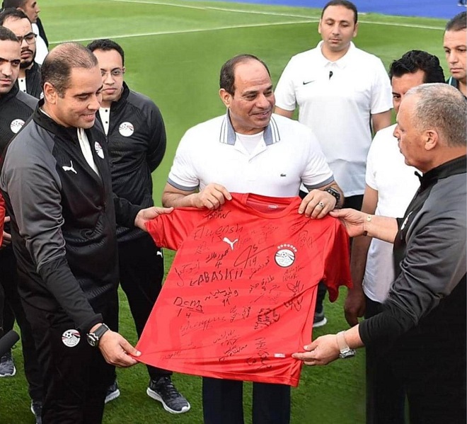 اللاعبون أهدوا الرئيس قميصا تذكاريا